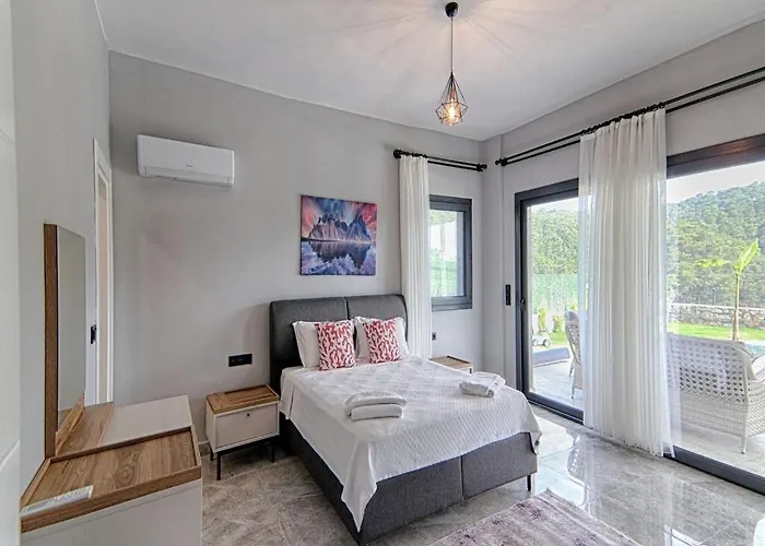 With Private Pool And Sea View In Goecek, فيلة *