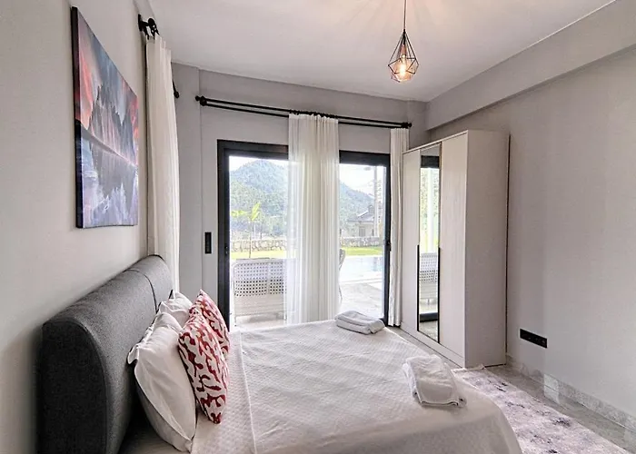 With Private Pool And Sea View In Goecek, فيلة